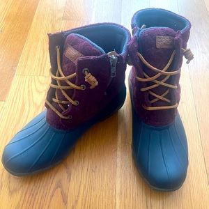 Like new: Sperry Size 8.5 Navy and Burgundy Duck Boots - perfect for winter!